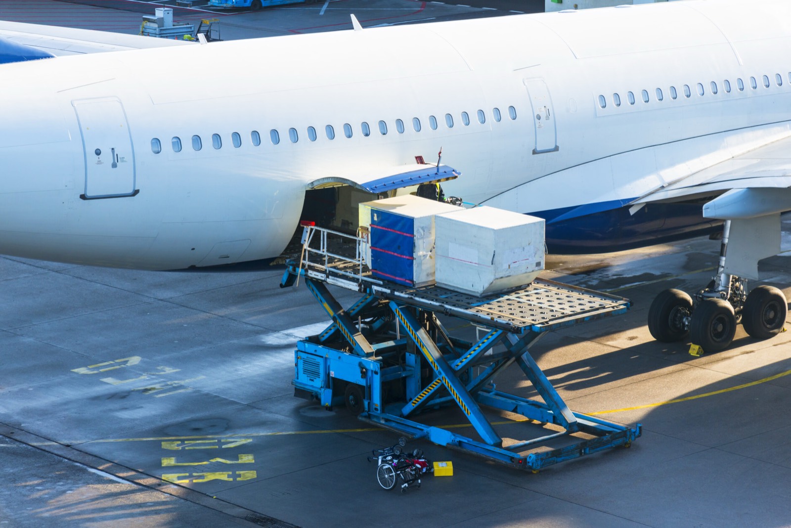 Arzneimittelcontainer werden auf dem Vorfeld in ein Frachtflugzeug verladen